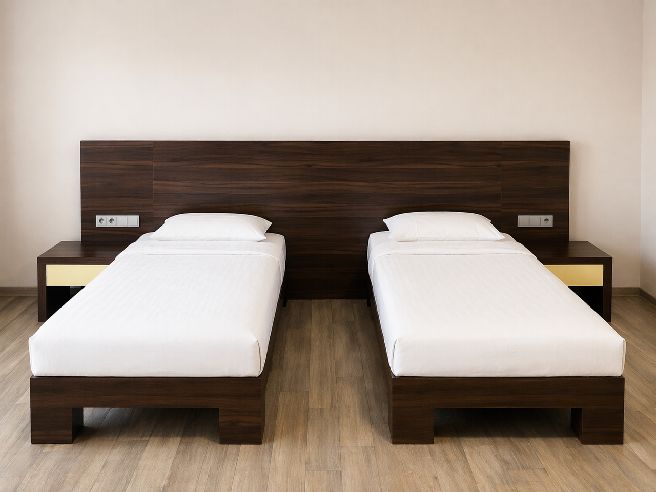 Dvoulůžkový pokoj — přehledný interiér