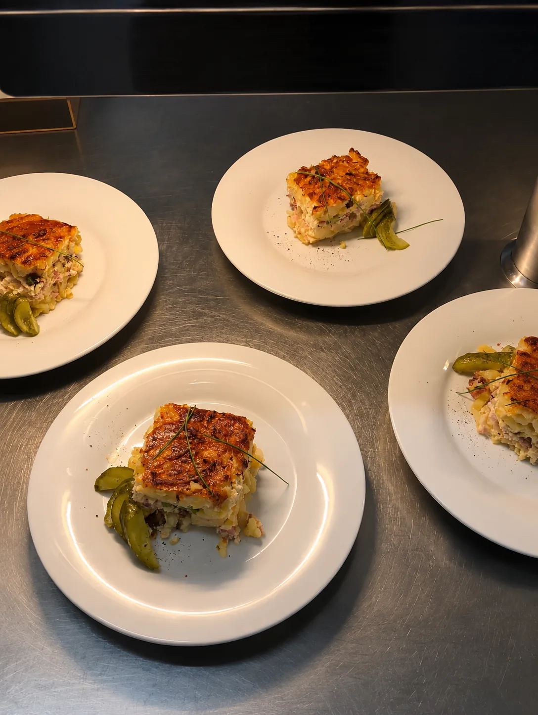 Bramborový gratin naservírovaný na talířích
